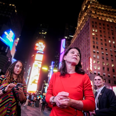Annalena Baerbock am New Yorker Times Square.