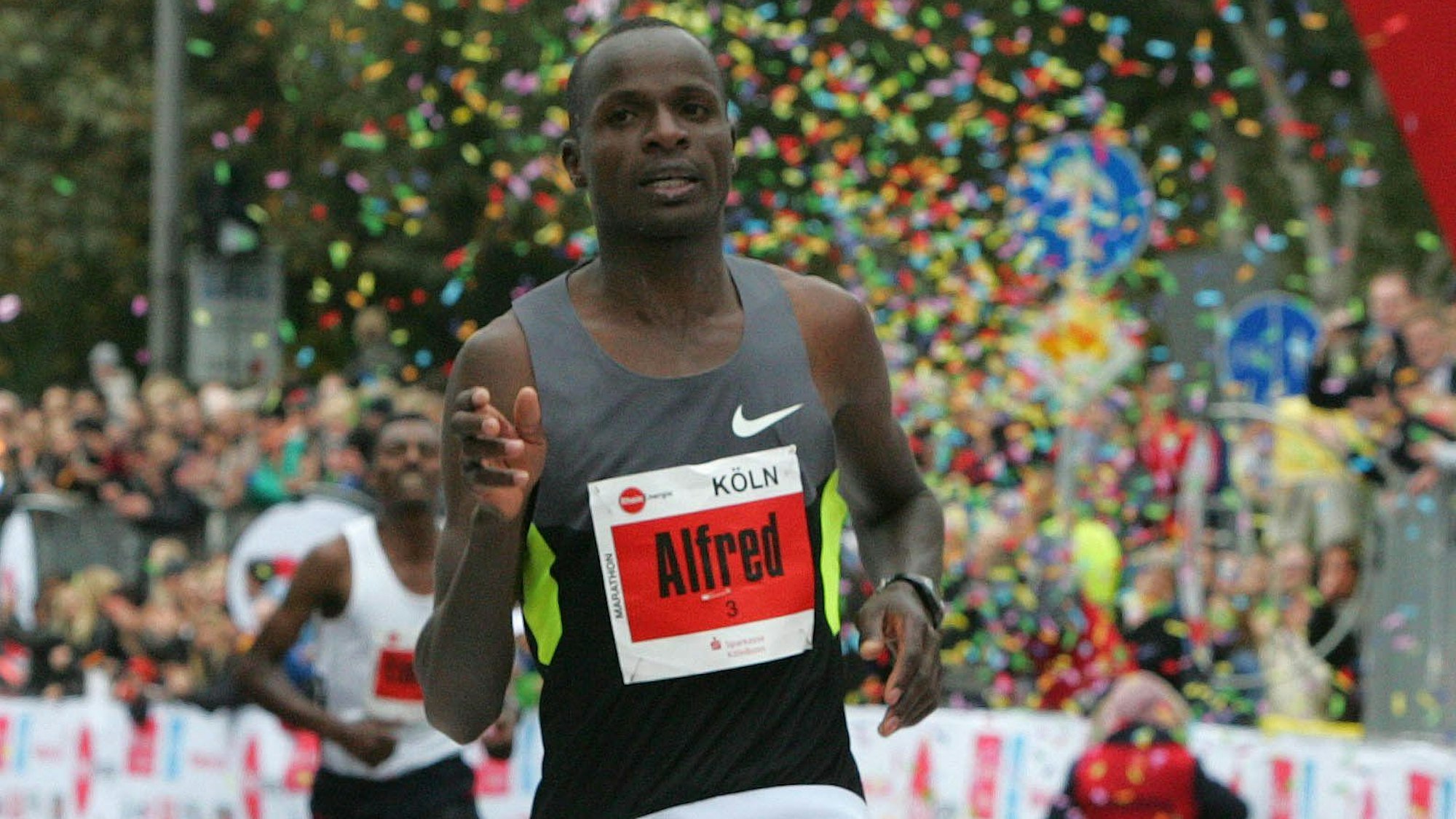 Der Kenianer Alfred Kering läuft beim Köln-Marathon im Jahr 2012 mit 2:07:37 Stunden den Streckenrekord, der bis heute Bestand hat.