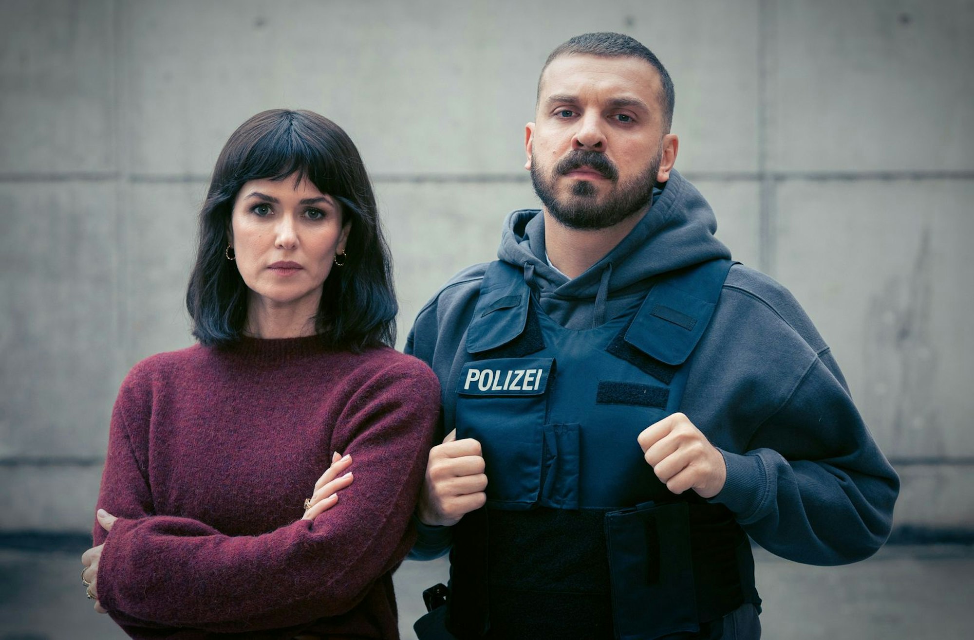 Zwei spannende Schauspiel-Gesichter bilden das neue „Tatort“-Ermittlungsteam aus Frankfurt: Melika Foroutan und Edin Hasanovic arbeiten als Maryam Azadi und Hamza Kulina im Keller ihres Präsidiums an Altfällen. Im „Tatort: Dunkelheit“ kommen sie einem Serienkiller auf die Spur, der seit den 70-ern mordet. (Bild: HR/Degeto/Sommerhaus/Daniel Dornhöfer)