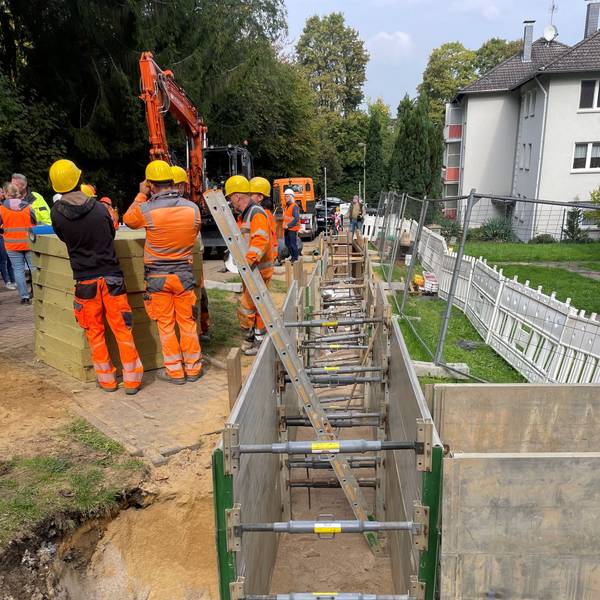Unter dem Namen „Regenwasserabkopplung Friedensstraße“ soll in Leichlingen Regenwasser in einem Pilotprojekt Niederschlagswasser auf spezielle Weise gespeichert und an umliegende Bäume abgeleitet werden.