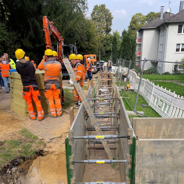 Unter dem Namen „Regenwasserabkopplung Friedensstraße“ soll in Leichlingen Regenwasser in einem Pilotprojekt Niederschlagswasser auf spezielle Weise gespeichert und an umliegende Bäume abgeleitet werden.