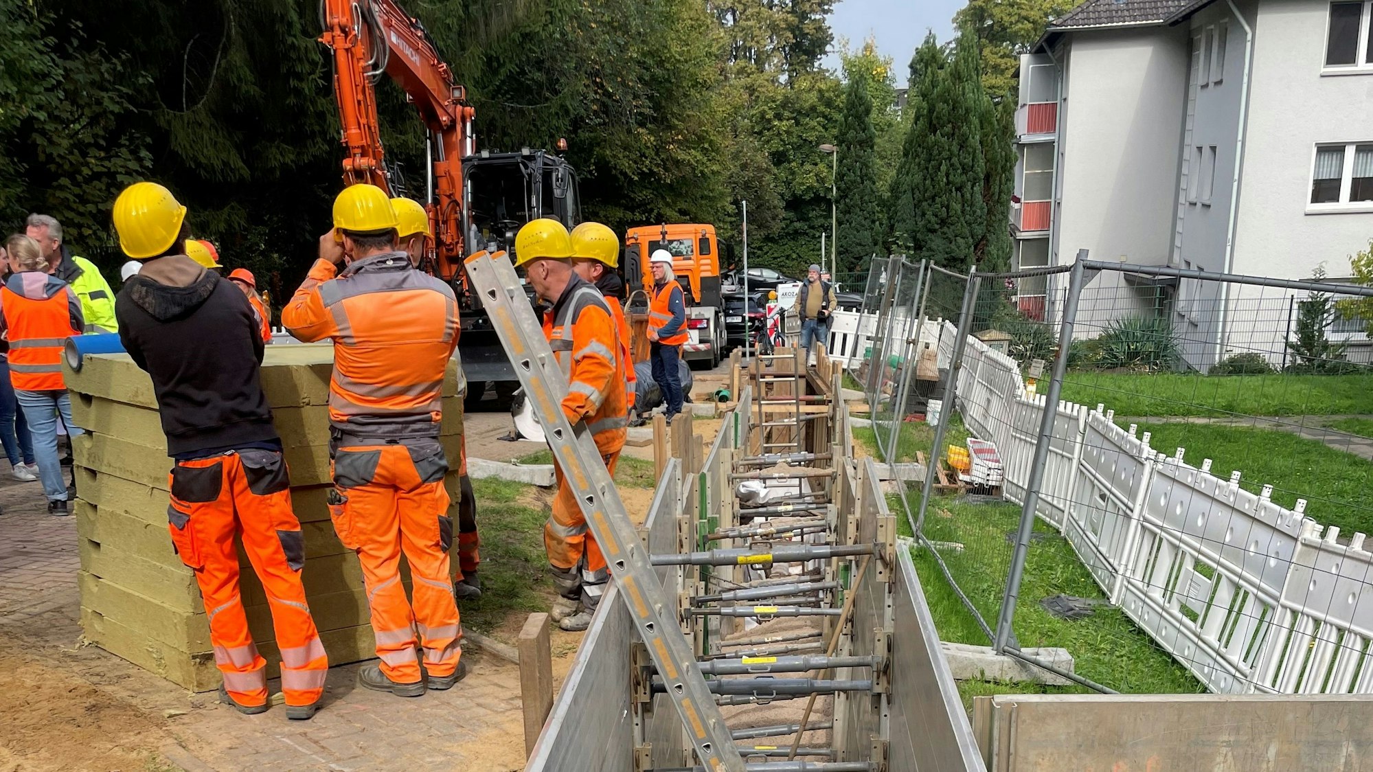 Unter dem Namen „Regenwasserabkopplung Friedensstraße“ soll in Leichlingen Regenwasser in einem Pilotprojekt Niederschlagswasser auf spezielle Weise gespeichert und an umliegende Bäume abgeleitet werden.