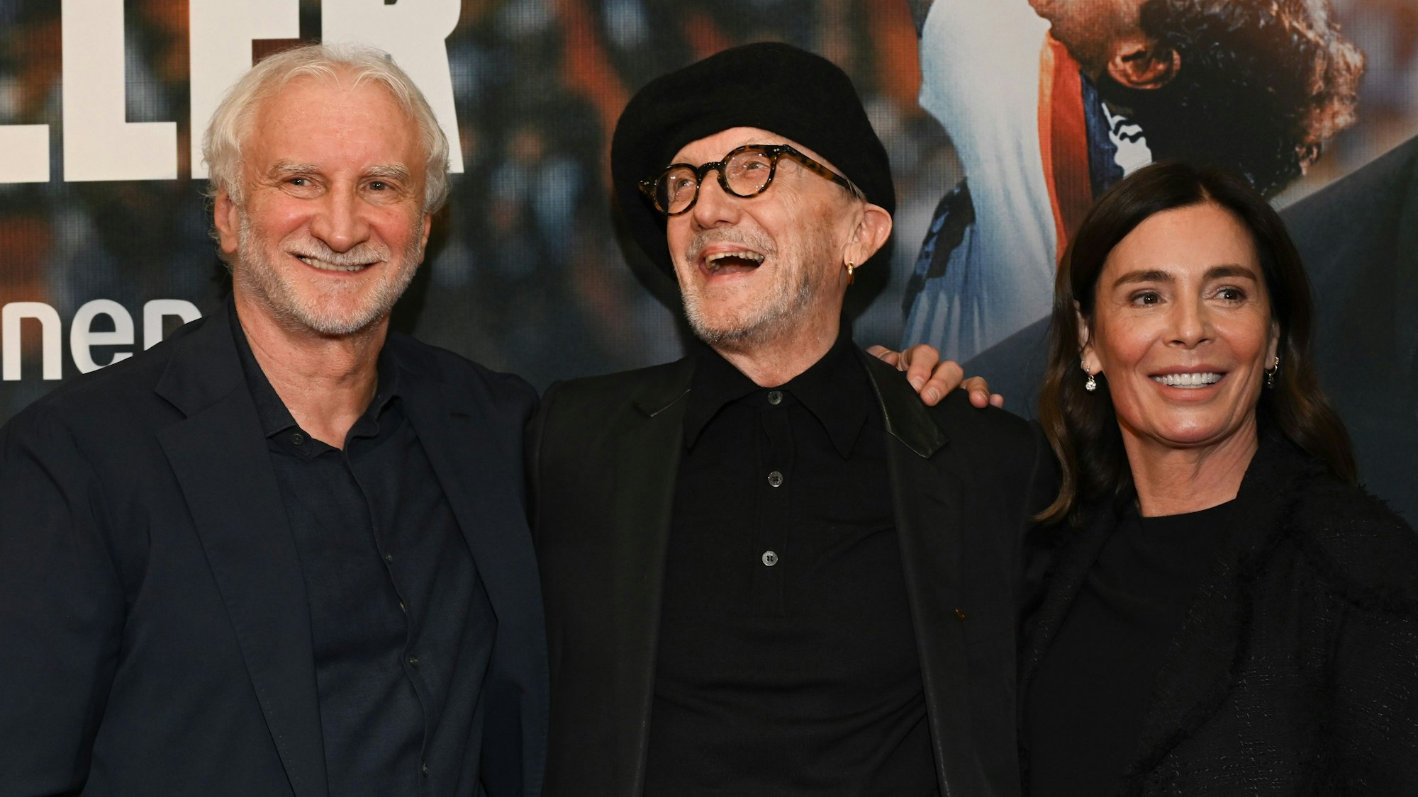 Rudi Völler mit Marius Müller-Westernhagen (M.) und Völlers Ehefrau Sabrina bei der Premiere des Films „Rudi Völler – Es gibt nur einen“ am Montagabend (29. September 2025) im Gibson-Club in Frankfurt.