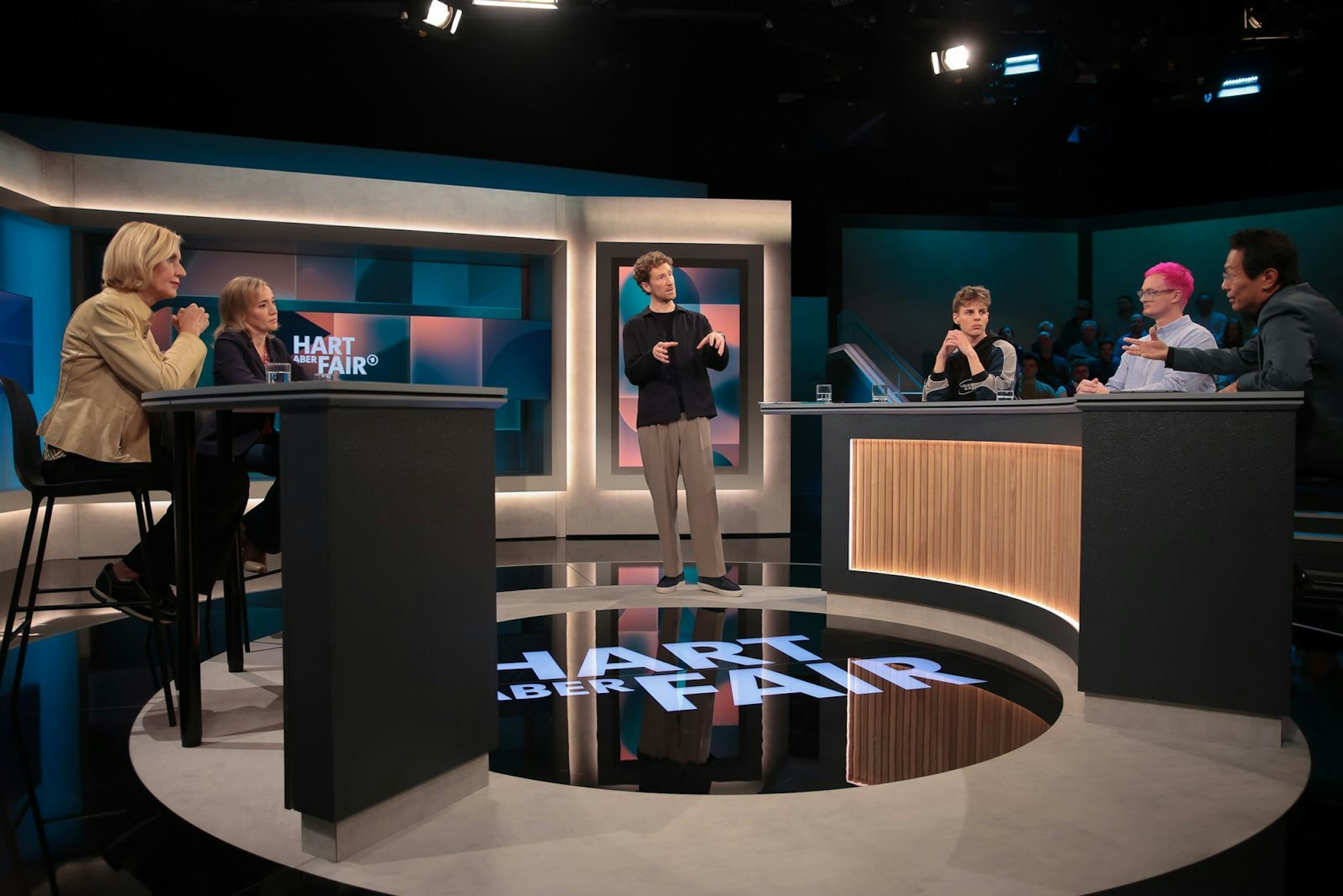 „Leg doch mal das Handy weg! Sind wir machtlos gegen Social Media?“, lautete das Thema der „Hart aber fair“-Ausgabe. (Bild: WDR/Dirk Borm)