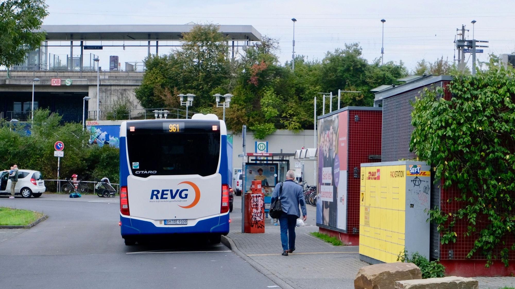 Ein Bus steht an einer Haltestelle am S-Bahnhof Weiden-West.