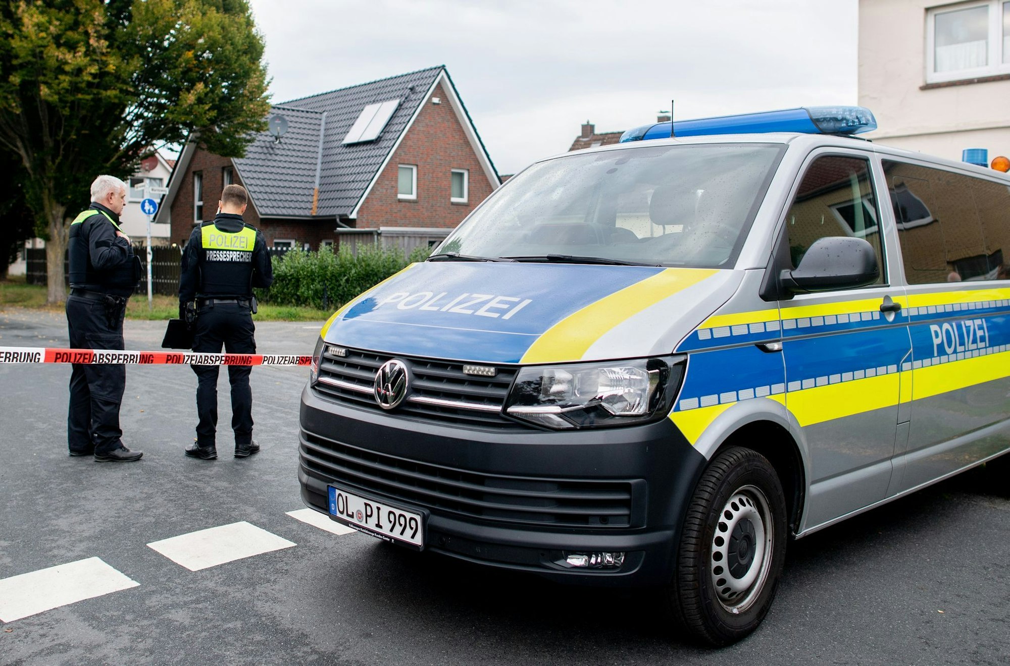 Nach der Gewalttat mit vier Toten in Oldenburg hat die Polizei Spuren gesichert.
