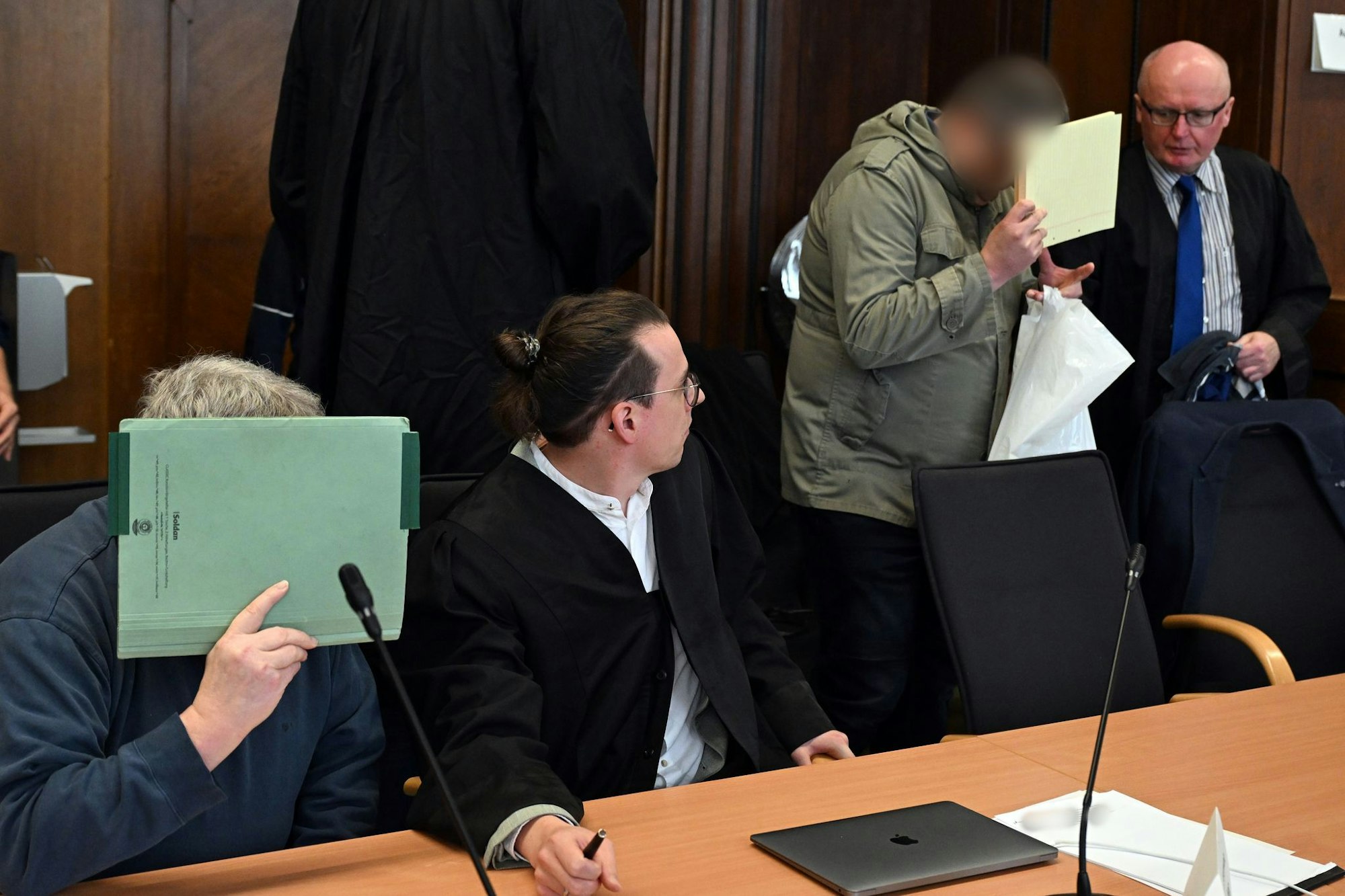 Allein in der Wohnung eines der Männer wurden laut Anklage rund 75.000 kinderpornografische Bilddateien gefunden.
