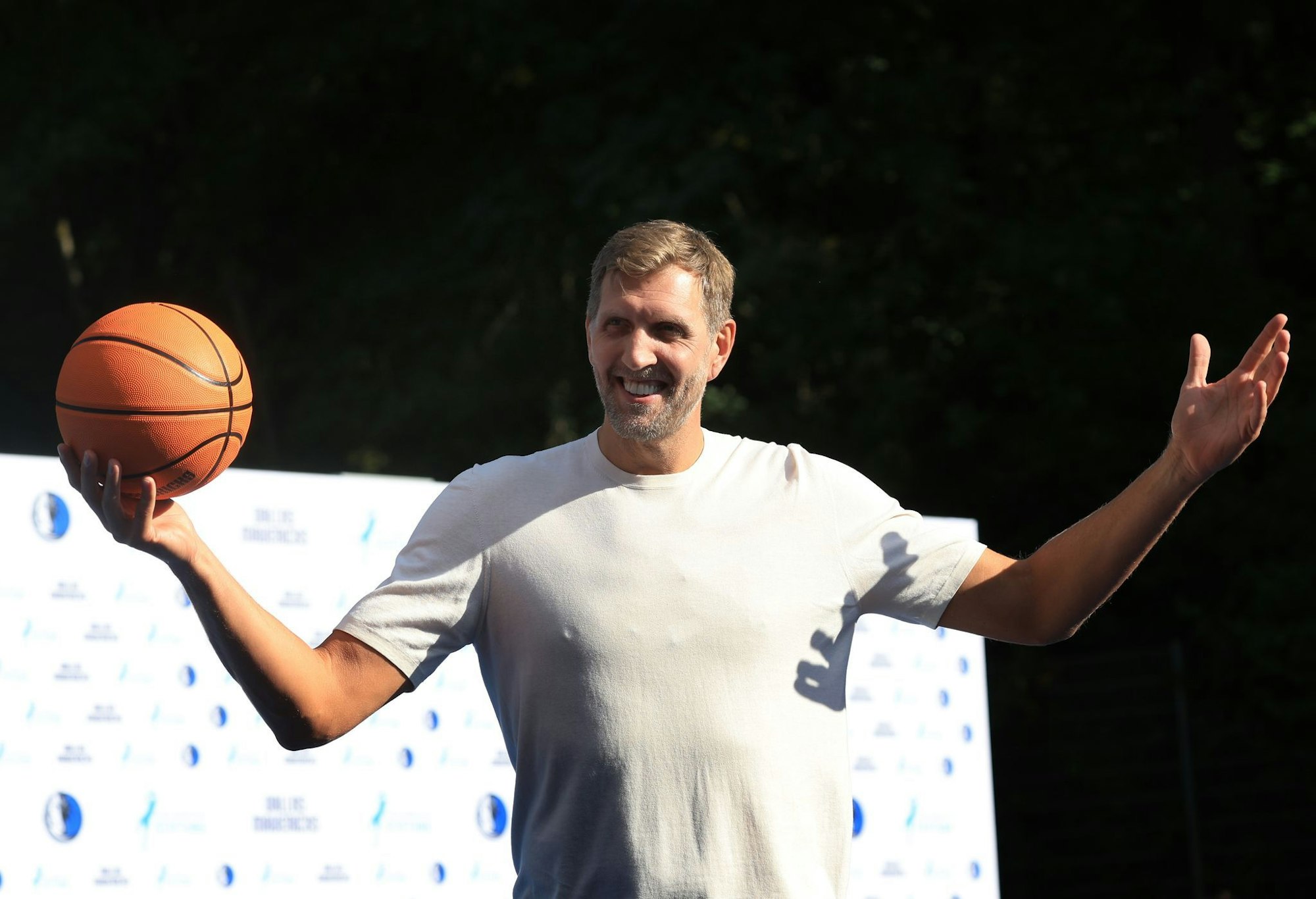 Dirk Nowitzki spielte mit den Kindern Basketball.