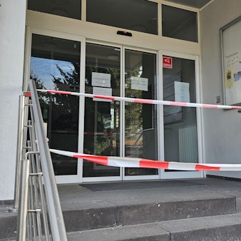 Zu sehen ist der mit Flatterband gesperrte Eingang des einstigen Krankenhauses in Bedburg.