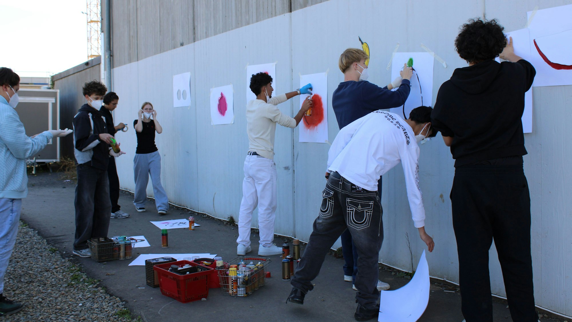 An der Troisdorfer Gertrud-Koch-Gesamtschule lernen Jugendliche Sprayen mit dem Kölner "Bananensprayer" Thomas Baumgärtel.