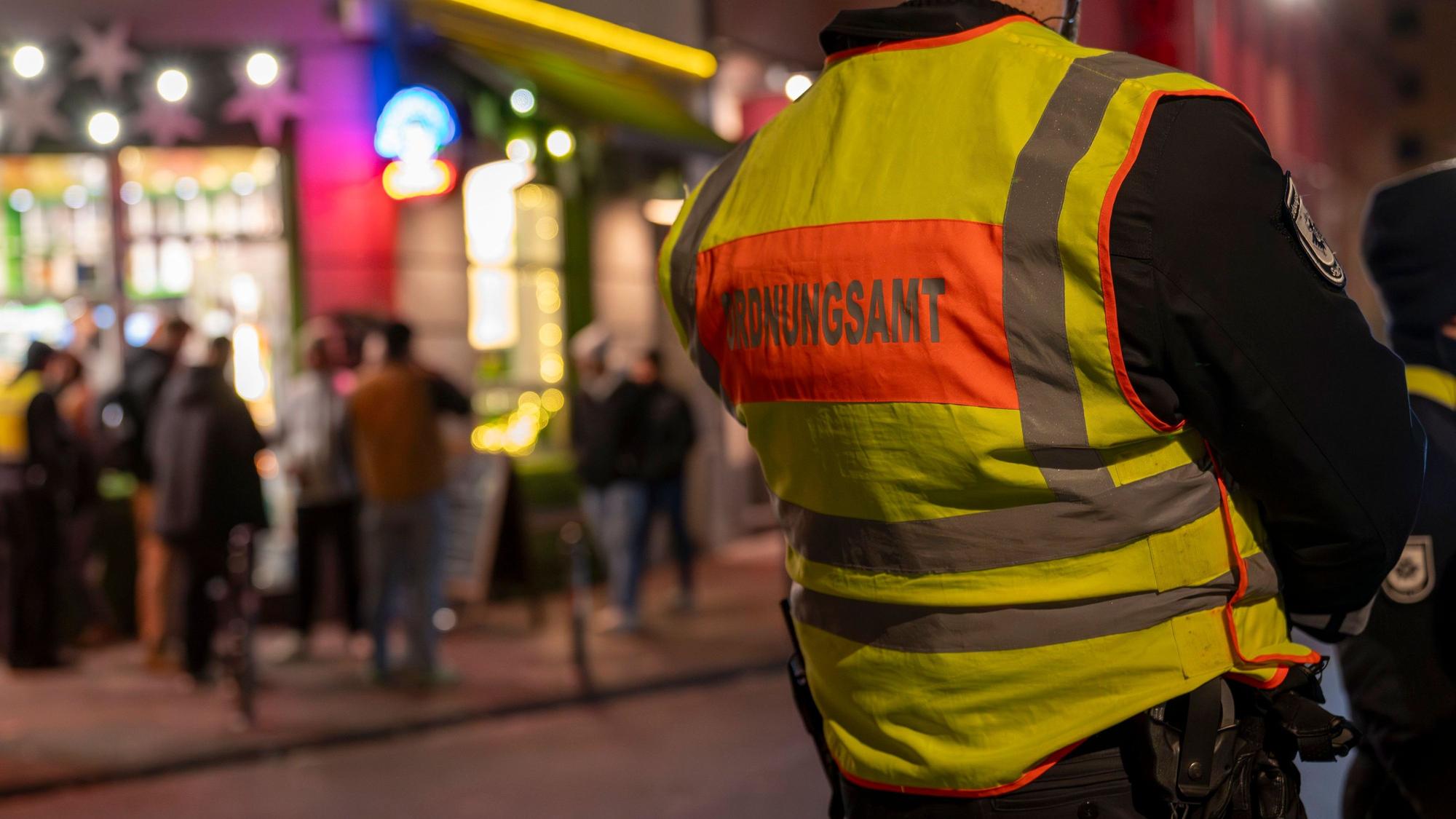 Bisher fehlt eine rechtliche Grundlage in Deutschland, mit der die Polizei gegen sexualisierte Belästigung im öffentlichen Raum vorgehen kann. Die Kölner Politik will das über die Stadtordnung ändern. (Symbolbild)