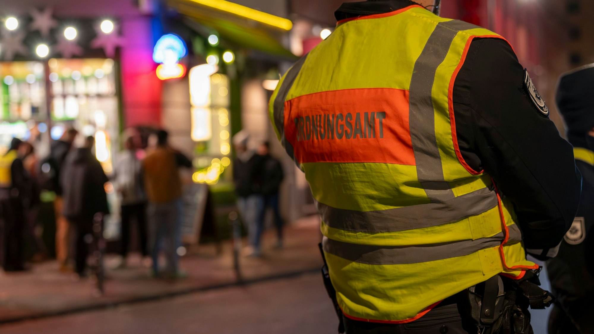 Das Ordnungsamt und weitere Behörden haben in Ehrenfeld Geschäfte kontrolliert und mehrere Verstöße festgestellt. (Symbolbild)
