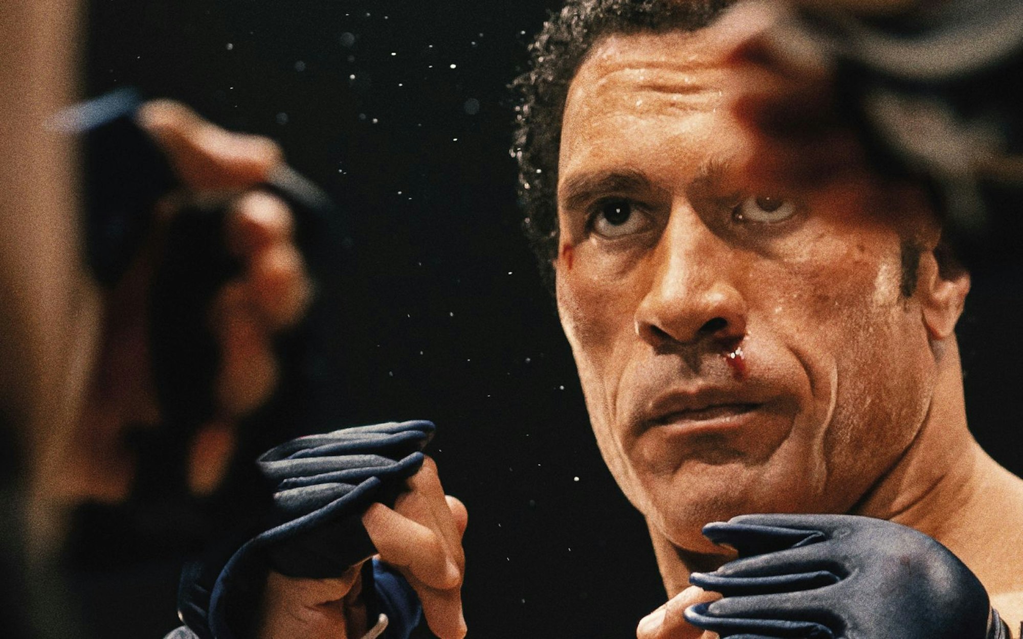 In Venedig lief der Film im Hauptwettbewerb um den Goldenen Löwen: „The Smashing Mashine“ mit Dwayne Johnson (Bild) in der Hauptrolle erzählt von dem MMA-Kämpfer Mark Kerr. (Bild: Leonine)