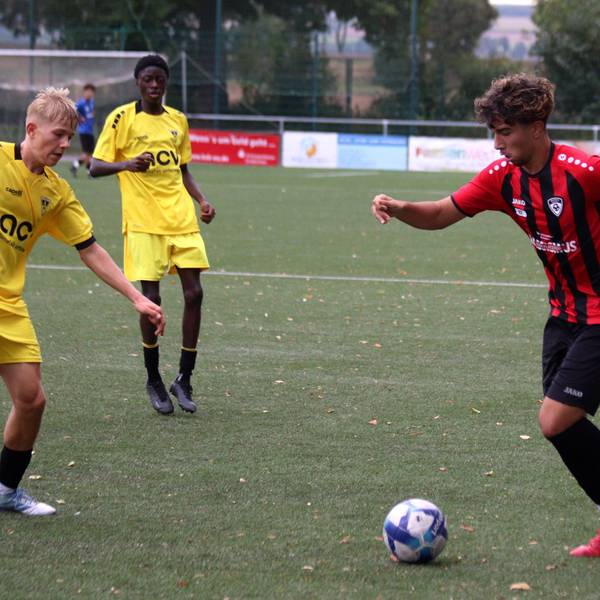 Erft-01-Spieler Miran Cengiz hat an der Außenlinie den Ball.