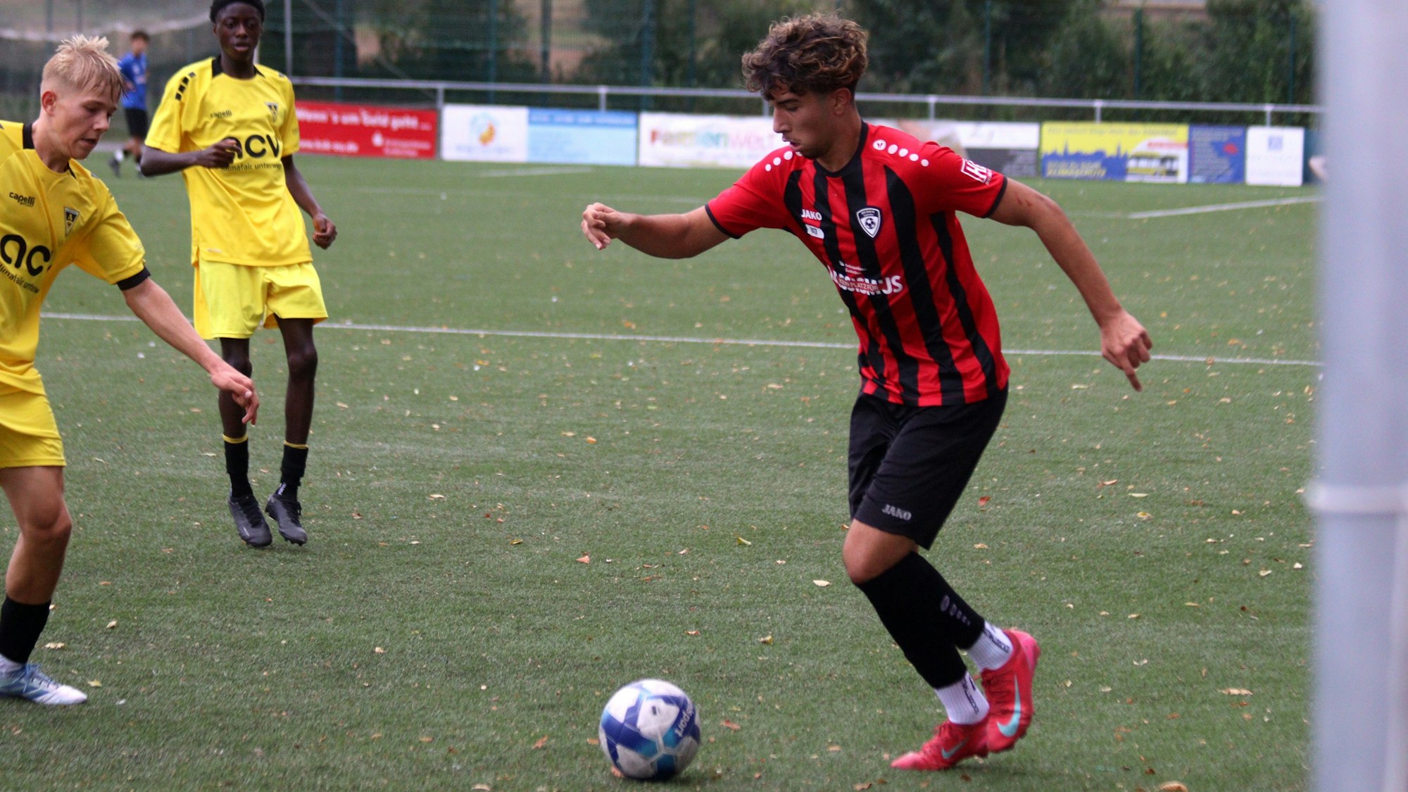 Miran Cengiz hat an der Außenlinie den Ball.