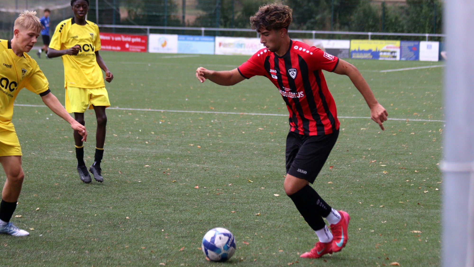 Erft-01-Spieler Miran Cengiz hat an der Außenlinie den Ball.