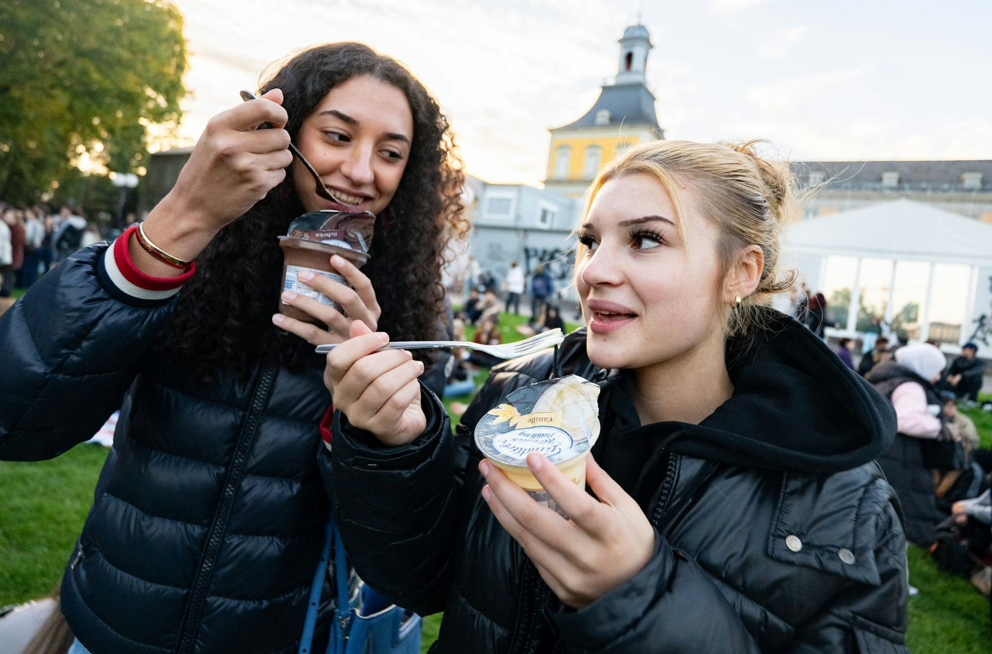 Auf der Hofgartenwiese ging der Pudding mit Gabeln zum Mund.