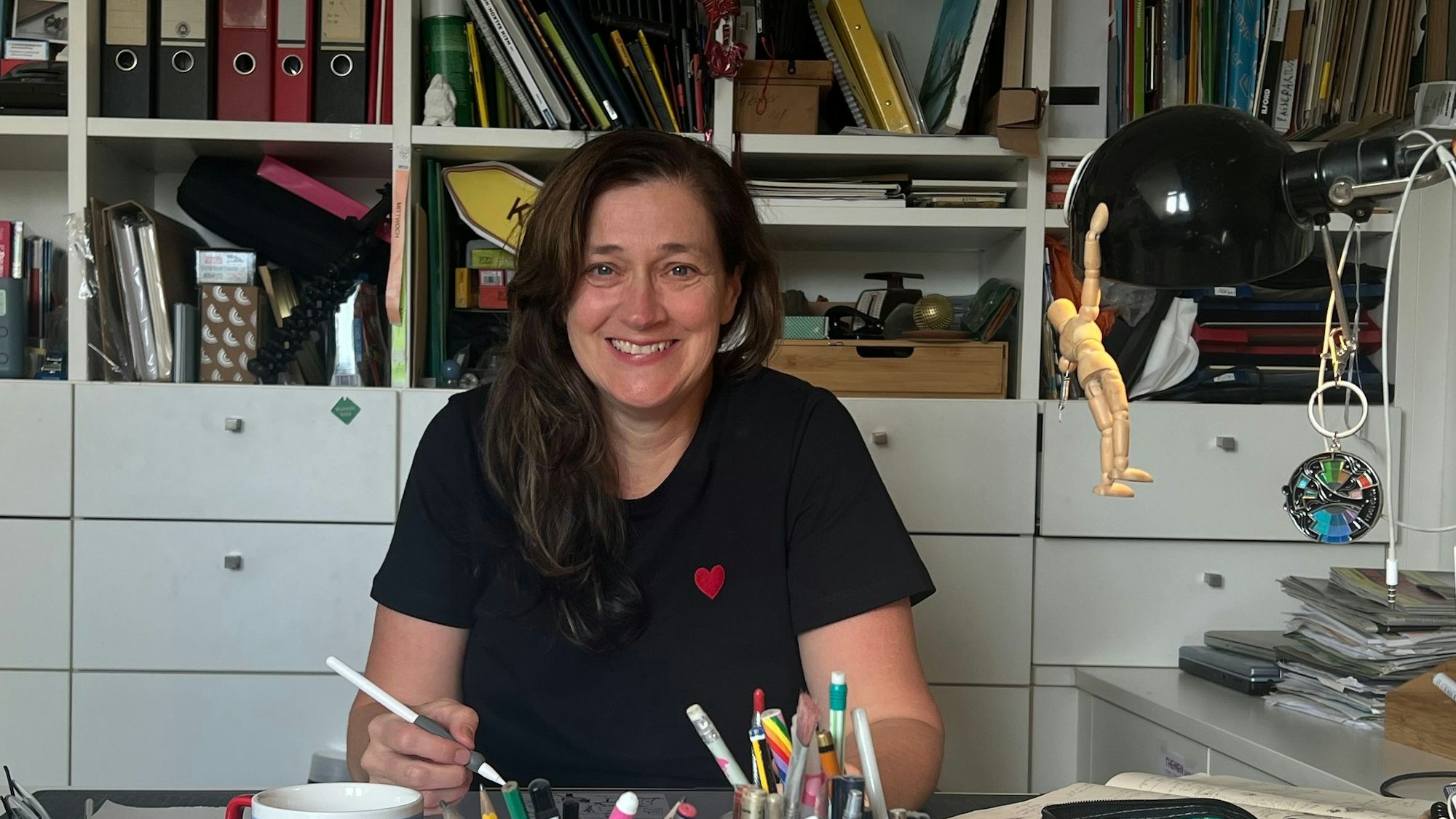 Ruth Hebler, preisgekrönte Kölner Cartoonistin, hat jetzt über 100 Köln-Cartoons in einem witzigen Buch versammelt.