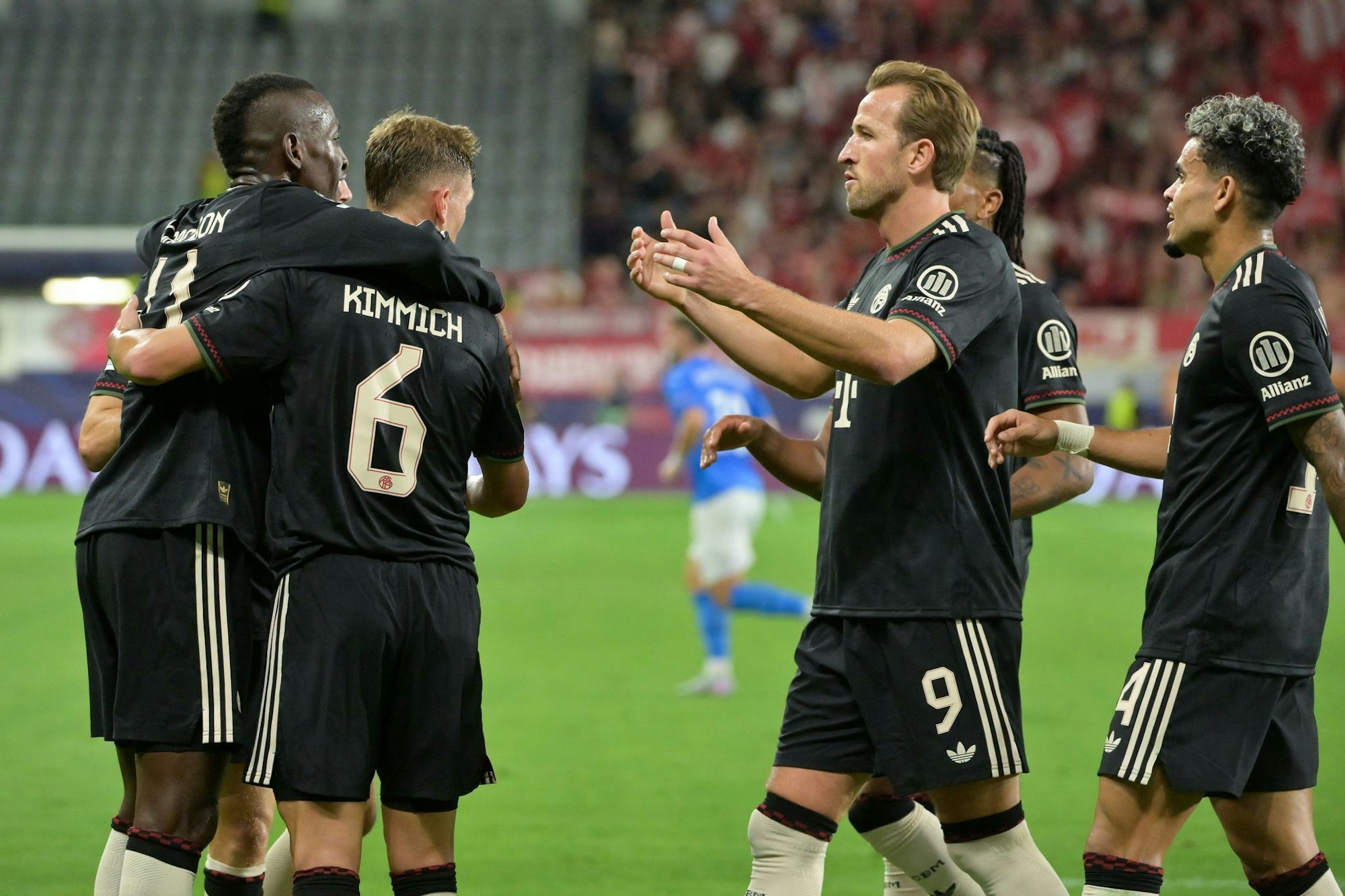 Auch Harry Kane (M) gratuliert Nicolas Jackson (l) zu seinem Premierentreffer.