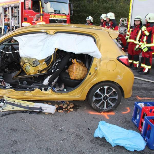 Ein stark beschädigter Pkw der Unfallverursacherin steht auf der L 136 (Kölner Straße) bei Overath.