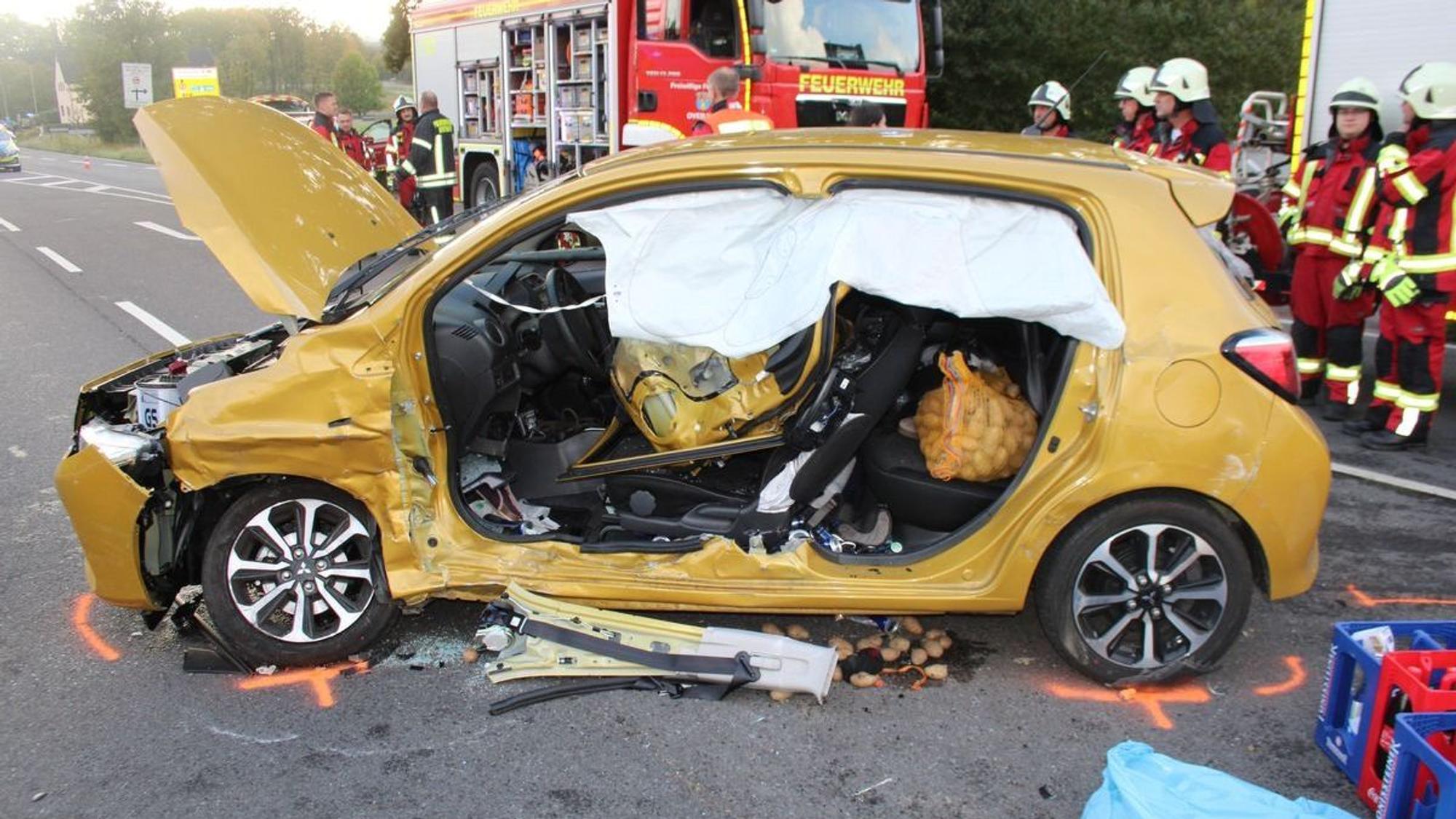 Ein stark beschädigter Pkw der Unfallverursacherin steht auf der L 136 (Kölner Straße) bei Overath.