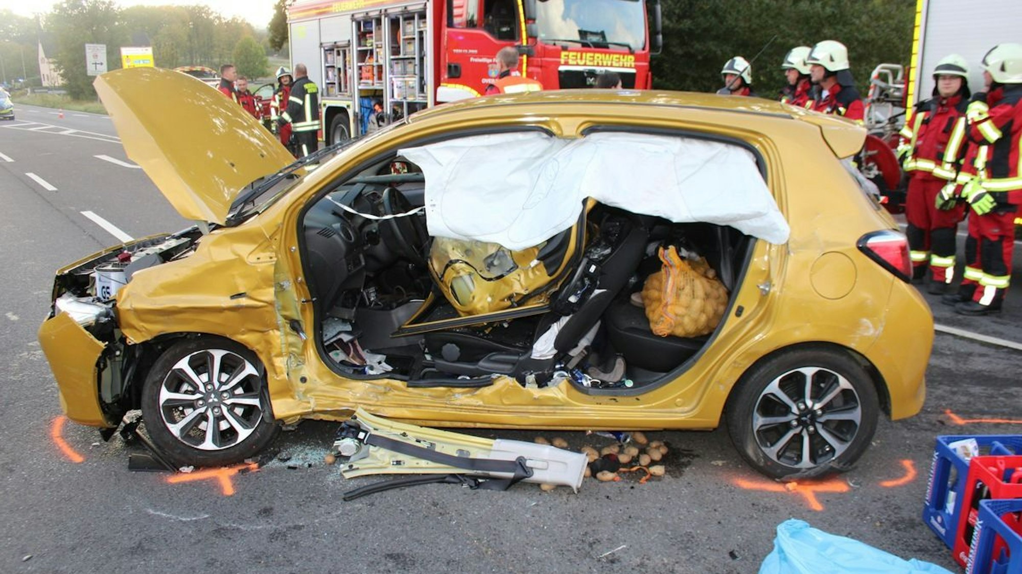 Ein stark beschädigter Pkw der Unfallverursacherin steht auf der L 136 (Kölner Straße) bei Overath.