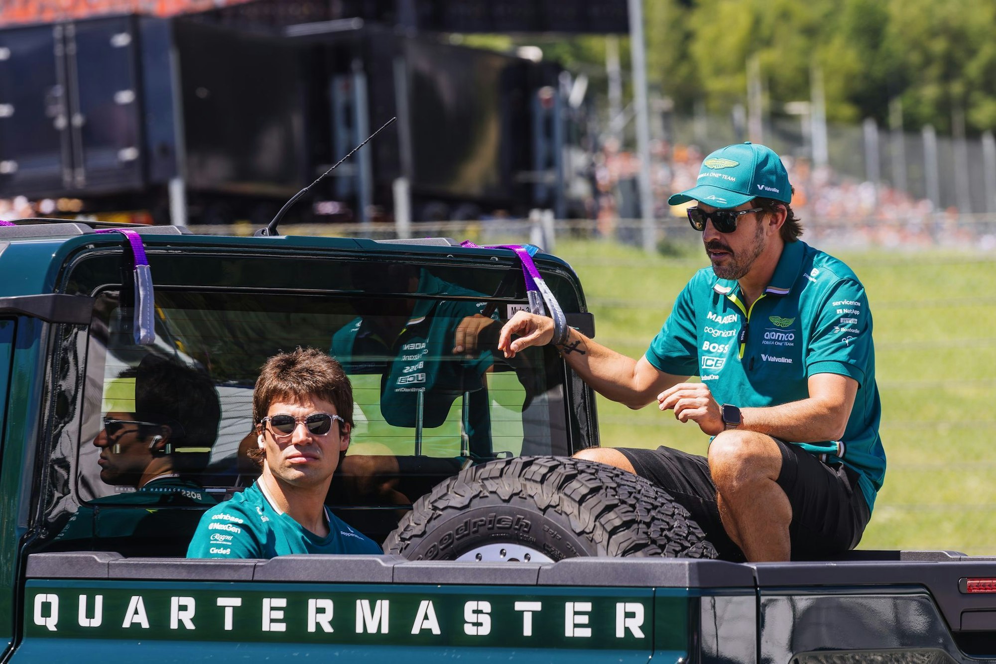 Fahren diese Saison oft hinterher: Fernando Alonso (r) und Aston-Martin-Kollege Lance Stroll.