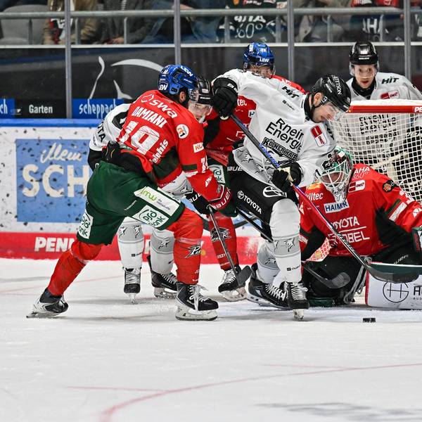 Penny DEL Augsburger Panther - Kölner Haie, 26.09.2025 in dieser Szene versucht Dominik UHER Kölner Haie 26 vergeblich den Puck an Michael GARTEIG Augsburger Panther 34 vorbei zu bringen / Torchance / DEL: Augsburger Panther - Kölner Haie Curt Frenzel Stadion am 26.09.2025 *** Penny DEL Augsburger Panther Kölner Haie, 26 09 2025 in this scene Dominik UHER Kölner Haie 26 tries in vain to get the puck past Michael GARTEIG Augsburger Panther 34 Goal chance DEL Augsburger Panther Kölner Haie Curt Frenzel Stadion on 26 09 2025 Copyright: xBEAUTIFULxSPORTS/Goldbergx