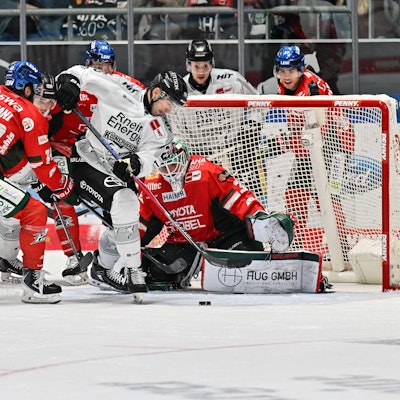 Penny DEL Augsburger Panther - Kölner Haie, 26.09.2025 in dieser Szene versucht Dominik UHER Kölner Haie 26 vergeblich den Puck an Michael GARTEIG Augsburger Panther 34 vorbei zu bringen / Torchance / DEL: Augsburger Panther - Kölner Haie Curt Frenzel Stadion am 26.09.2025 *** Penny DEL Augsburger Panther Kölner Haie, 26 09 2025 in this scene Dominik UHER Kölner Haie 26 tries in vain to get the puck past Michael GARTEIG Augsburger Panther 34 Goal chance DEL Augsburger Panther Kölner Haie Curt Frenzel Stadion on 26 09 2025 Copyright: xBEAUTIFULxSPORTS/Goldbergx