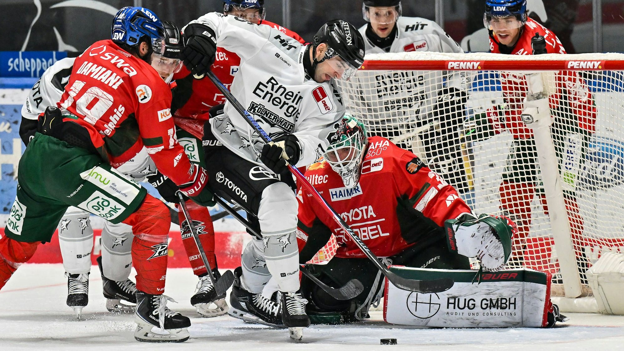 Penny DEL Augsburger Panther - Kölner Haie, 26.09.2025 in dieser Szene versucht Dominik UHER Kölner Haie 26 vergeblich den Puck an Michael GARTEIG Augsburger Panther 34 vorbei zu bringen / Torchance / DEL: Augsburger Panther - Kölner Haie Curt Frenzel Stadion am 26.09.2025 *** Penny DEL Augsburger Panther Kölner Haie, 26 09 2025 in this scene Dominik UHER Kölner Haie 26 tries in vain to get the puck past Michael GARTEIG Augsburger Panther 34 Goal chance DEL Augsburger Panther Kölner Haie Curt Frenzel Stadion on 26 09 2025 Copyright: xBEAUTIFULxSPORTS/Goldbergx