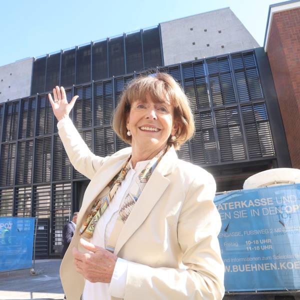 01.10.2025, Köln: Die Stadt Köln informiert über den aktuellen Stand auf der Die Kölner OB Henriette Reker am 1. Oktober auf der Opern-Baustelle in Köln.