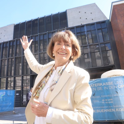 01.10.2025, Köln: Die Stadt Köln informiert über den aktuellen Stand auf der Die Kölner OB Henriette Reker am 1. Oktober auf der Opern-Baustelle in Köln.
