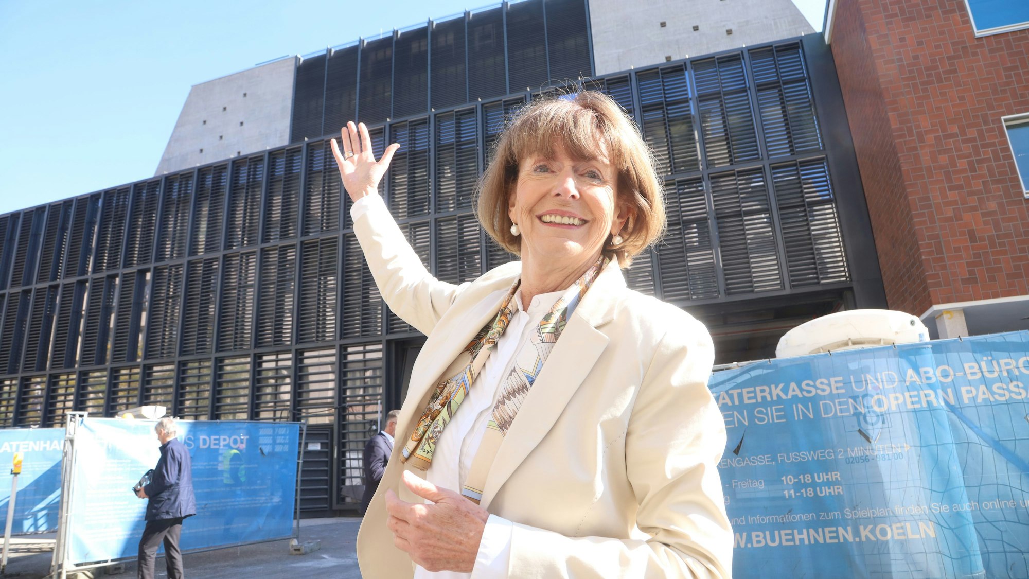 01.10.2025, Köln: Die Stadt Köln informiert über den aktuellen Stand auf der Die Kölner OB Henriette Reker am 1. Oktober auf der Opern-Baustelle in Köln.