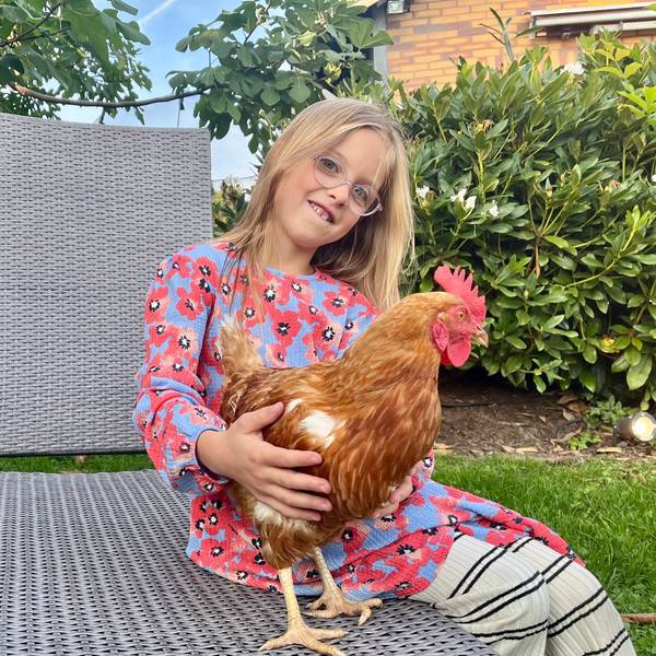 Emma Breuer mit Huhn Fritzi.