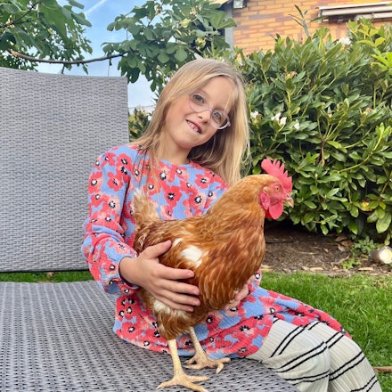 Emma Breuer mit Huhn Fritzi.