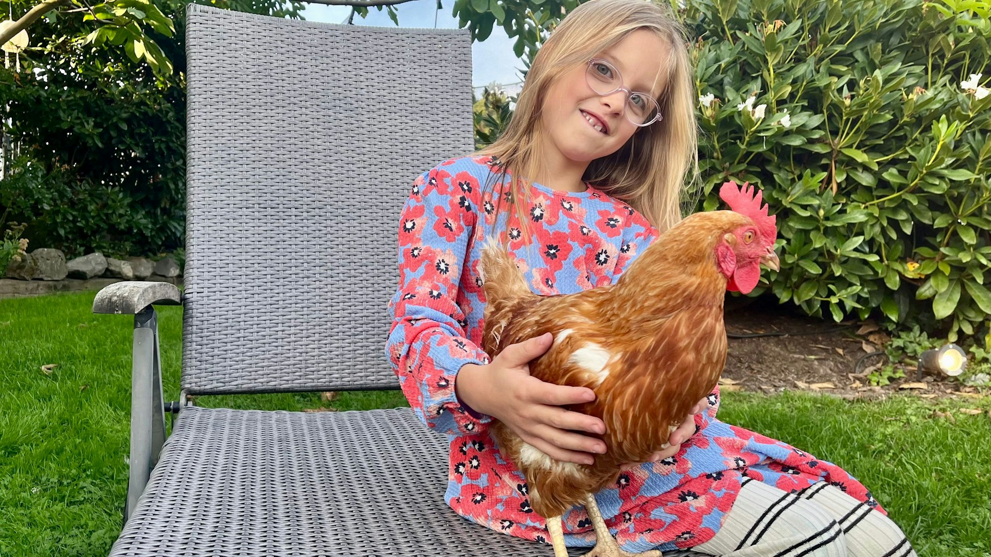 Emma Breuer mit Huhn Fritzi.