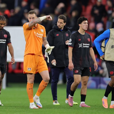 01.10.2025, Nordrhein-Westfalen, Leverkusen: Fußball, Champions League, Bayer 04 Leverkusen - PSV Eindhoven, Vorrunde, Spieltag 2, BayArena, Torwart Mark Flekken (Bayer Leverkusen) (M) und das Team reagieren nach dem Spiel. Foto: Rolf Vennenbernd/dpa +++ dpa-Bildfunk +++