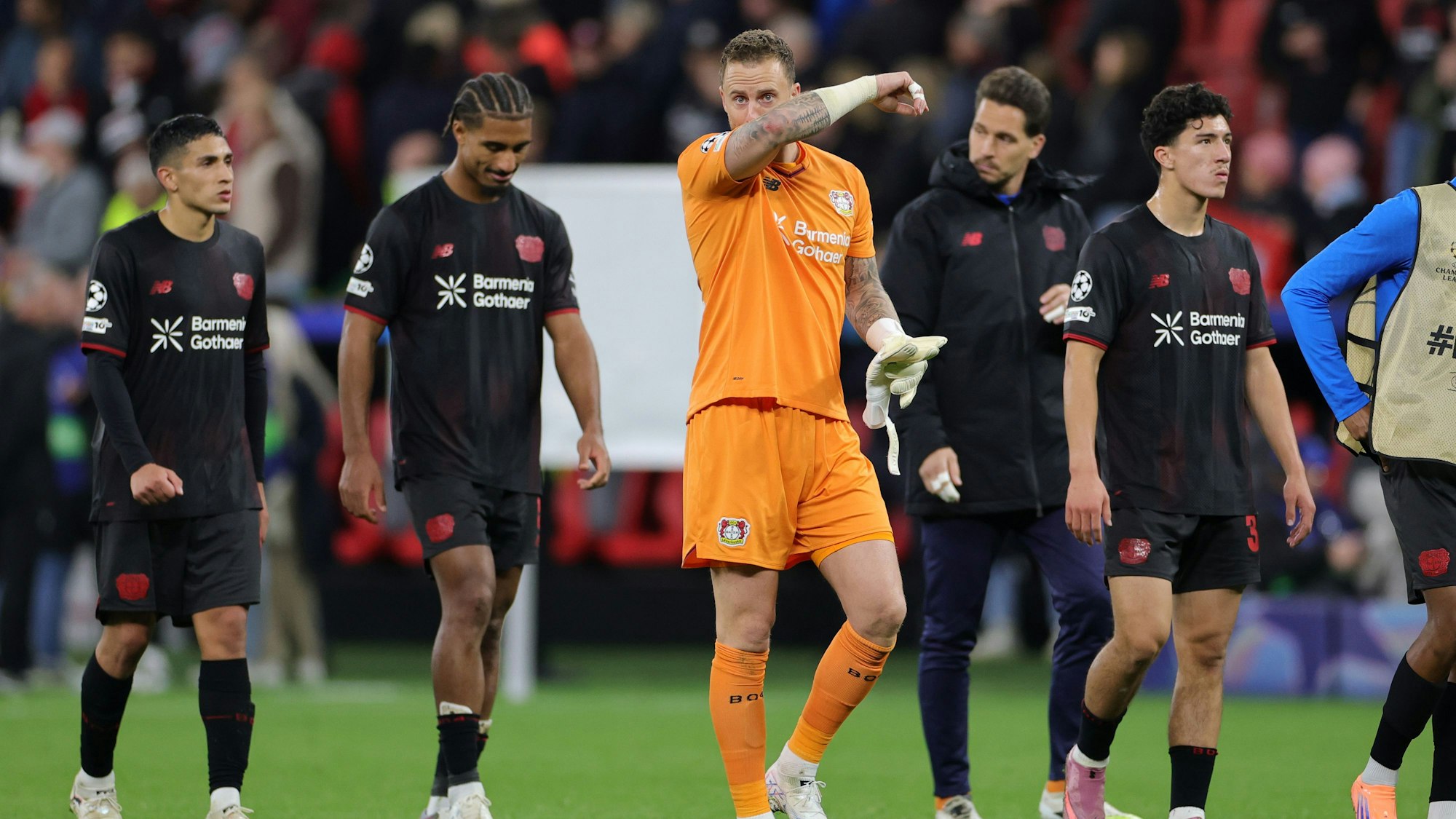 01.10.2025, Nordrhein-Westfalen, Leverkusen: Fußball, Champions League, Bayer 04 Leverkusen - PSV Eindhoven, Vorrunde, Spieltag 2, BayArena, Torwart Mark Flekken (Bayer Leverkusen) (M) und das Team reagieren nach dem Spiel. Foto: Rolf Vennenbernd/dpa +++ dpa-Bildfunk +++