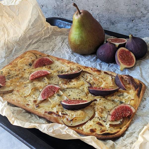Teig belegen und ab damit in den Ofen! Schon 10 Minuten später steht der fertige Flammkuchen mit Senfcreme, Birnenscheiben und Gorgonzola auf dem Tisch.