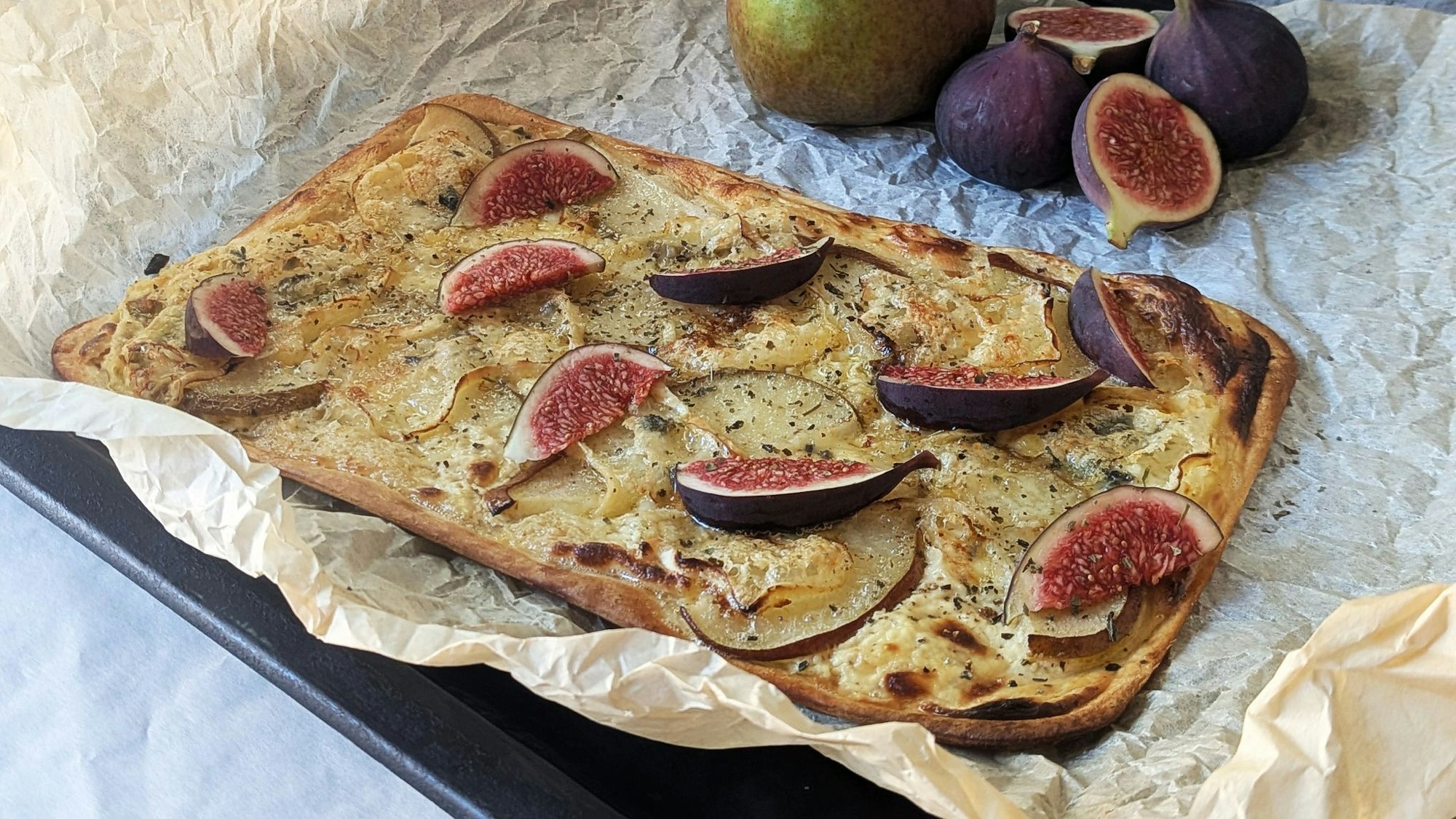 Teig belegen und ab damit in den Ofen! Schon 10 Minuten später steht der fertige Flammkuchen mit Senfcreme, Birnenscheiben und Gorgonzola auf dem Tisch.