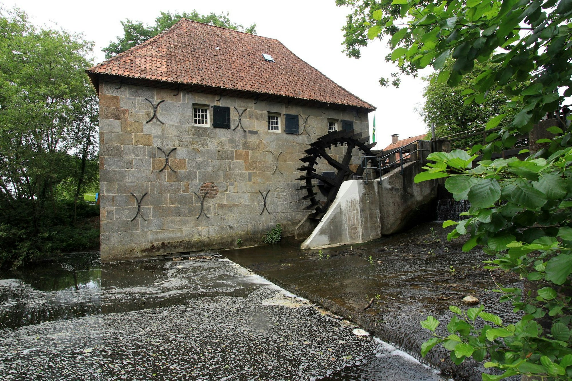Die Wassermühle Mallum in Eibergen steht seit 1748 am Flüsschen Berkel - und ist heute ein Museum. Mehl wird aber auch noch produziert.