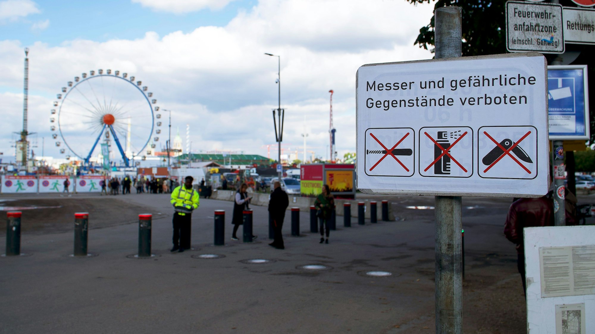 Mitarbeiter einer Sicherheitsfirma bewachen den Zugang zum Oktoberfest.