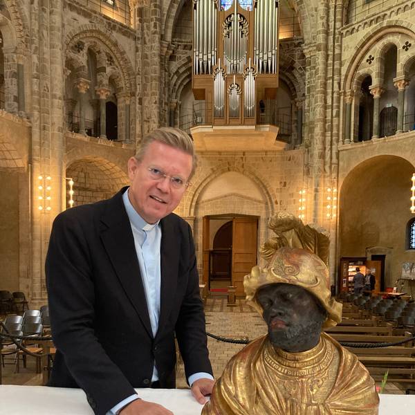 Pfarrer Meiering und die Reliquienbüste des Heiligen Gregorius Maurus