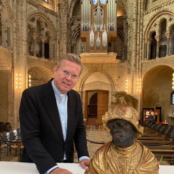 Pfarrer Meiering und die Reliquienbüste des Heiligen Gregorius Maurus