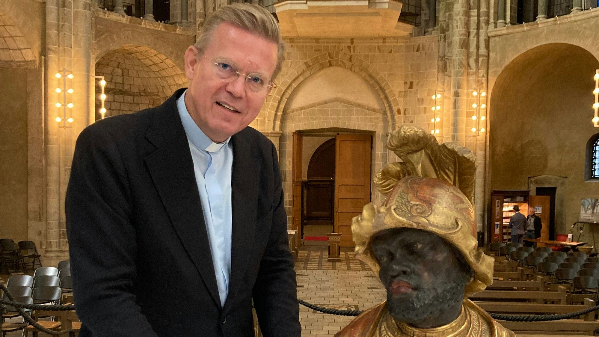 Pfarrer Meiering und die Reliquienbüste des Heiligen Gregorius Maurus