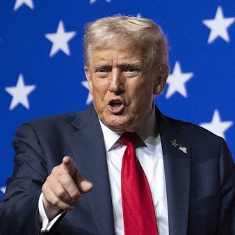 US-Präsident Donald Trump bei seiner Rede vor mehreren Hundert US-Generälen in Quantico. Demokraten äußern scharfe Kritik an dem Auftritt. (Archivbild)