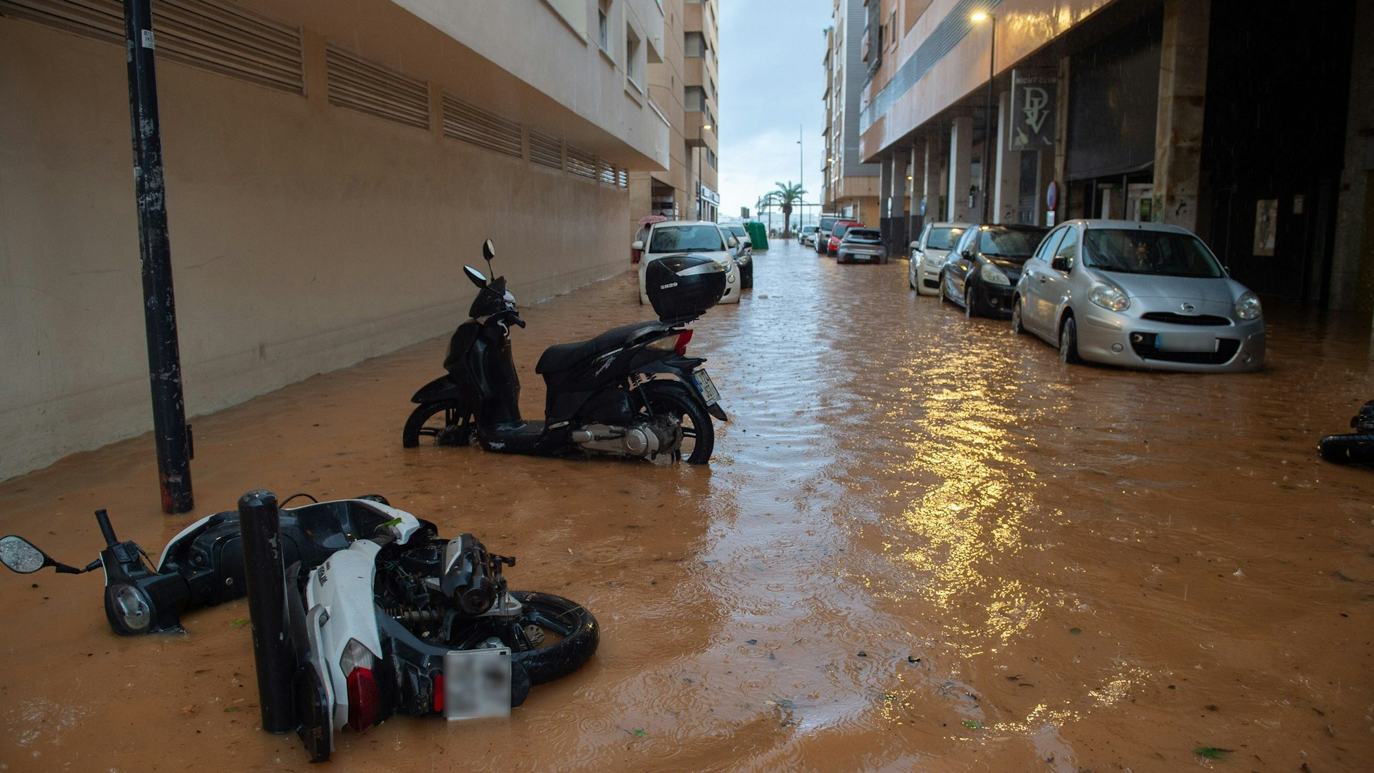 Eine überflutete Straße auf Ibiza.