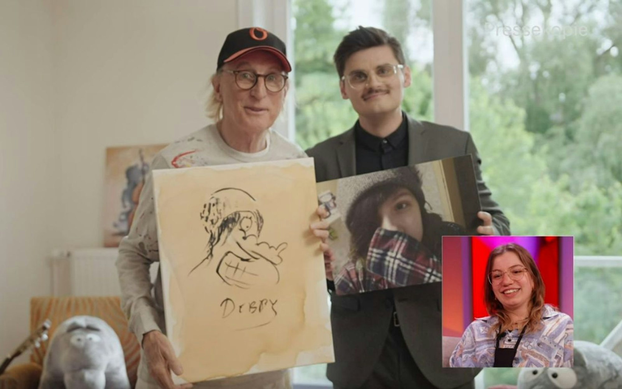 Otto Waalkes (links) zeigt seine Comic-Zeichnung von Deborah. (Bild: ZDF)