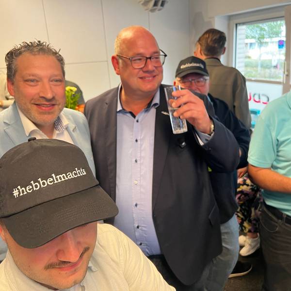 Gute Laune am Stichwahlabend in der Parteizentrale: Feister (l.) hatte eine bedeutende Rolle im Wahlkampfteam von Hebbel gespielt.