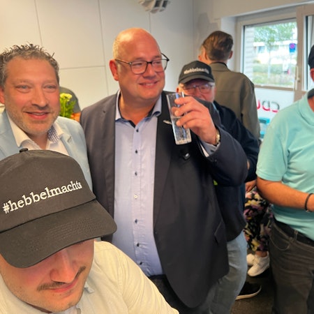 Gute Laune am Stichwahlabend in der Parteizentrale: Feister (l.) hatte eine bedeutende Rolle im Wahlkampfteam von Hebbel gespielt.